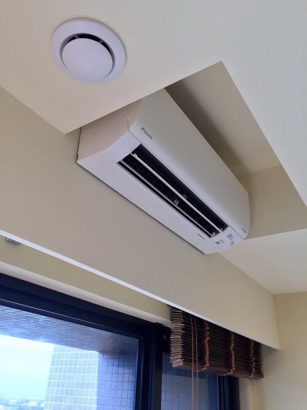大金橫綱室內機,旁邊是HRV出風口
