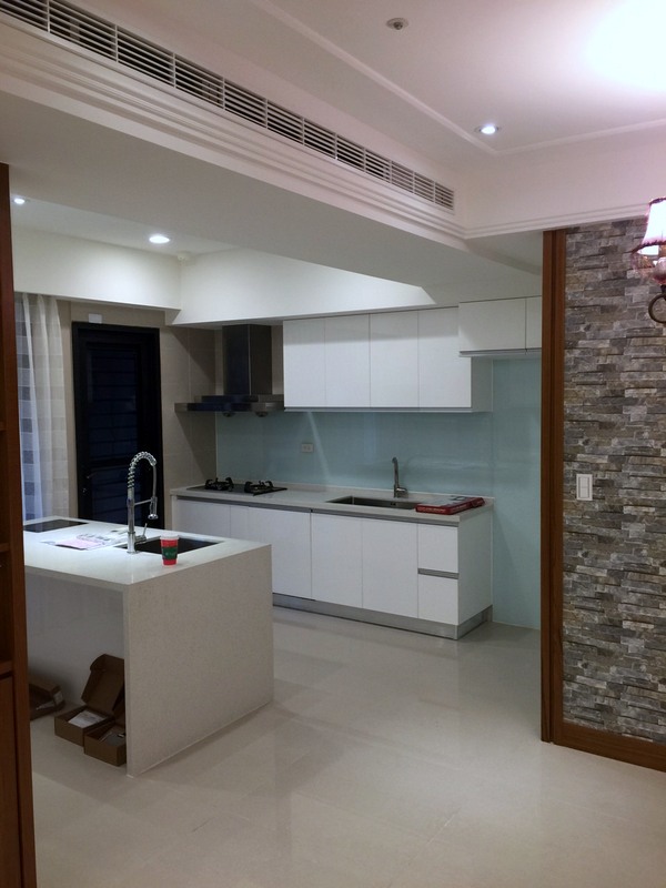 餐廳採側吹出風方式選用ABS耐熱可調飾板