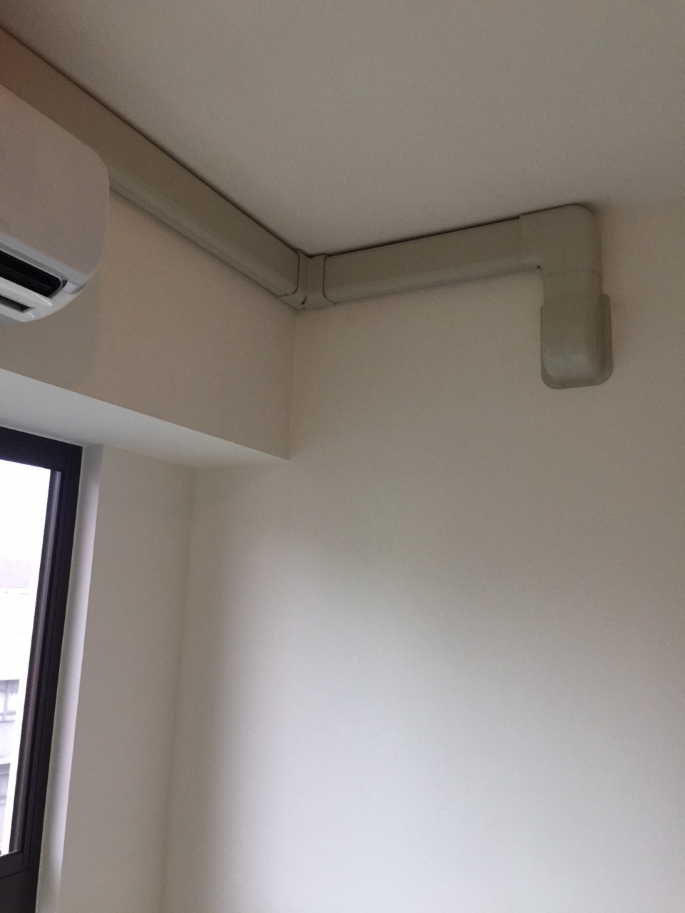 室內無裝潢,客廳冷媒管線以管槽遮蓋.