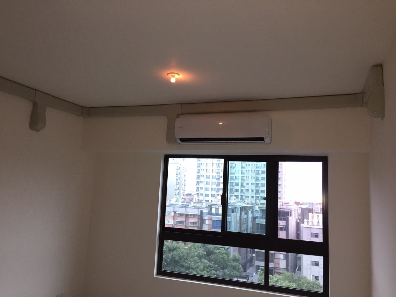 室內無裝潢,客廳冷媒管線以管槽遮蓋.