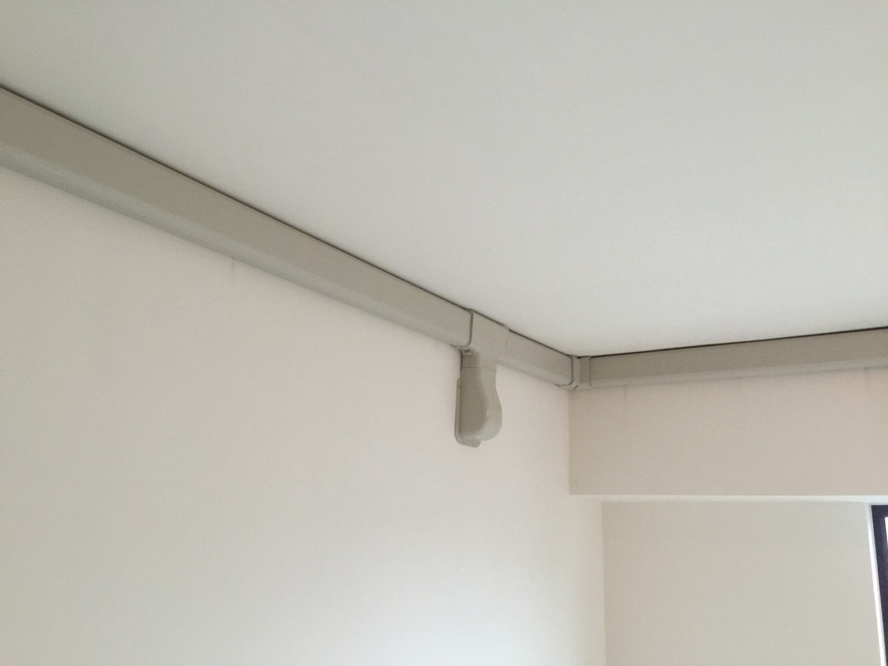 室內無裝潢,客廳冷媒管線以管槽遮蓋.