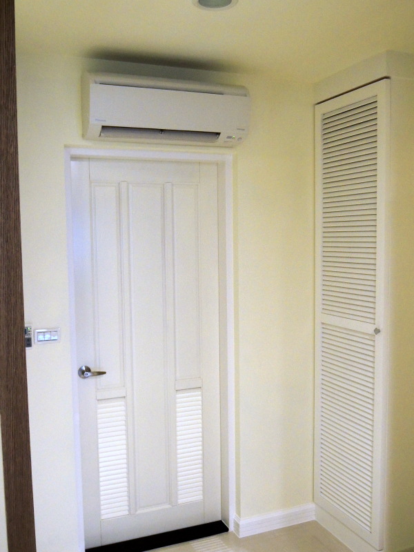 更衣間壁掛式冷氣搭配上美式鄉村風漂亮的衣櫥.