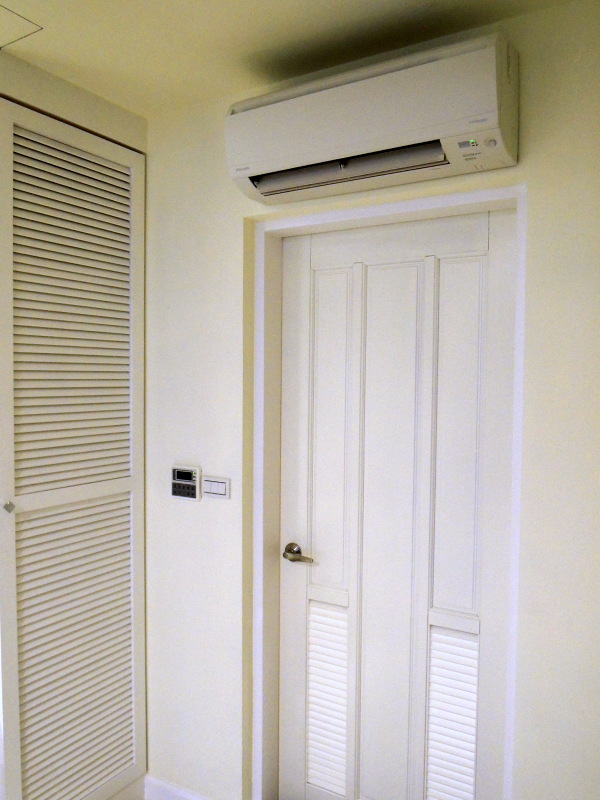 更衣間壁掛式冷氣搭配上美式鄉村風漂亮的衣櫥.