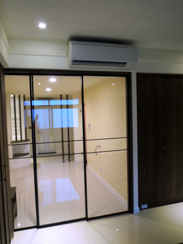 主臥室大金壁掛式冷氣,玻璃拉門具空間穿透性.