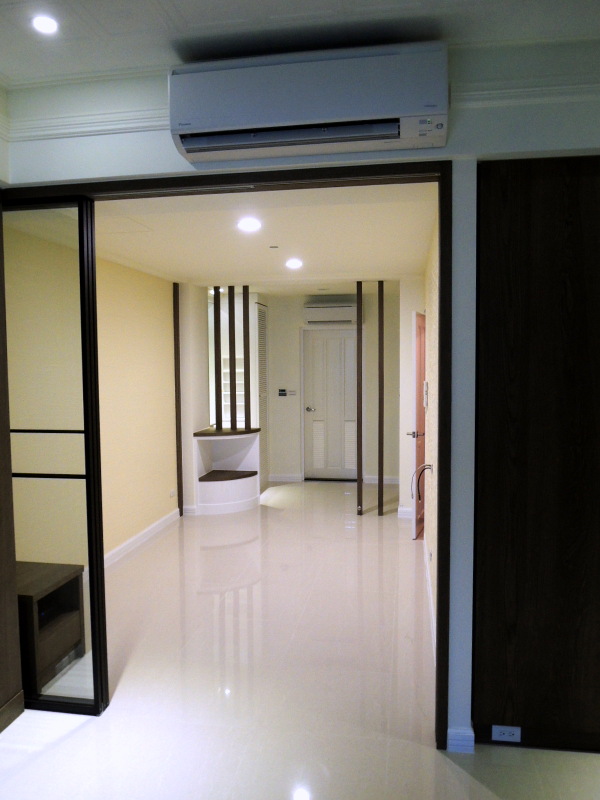 主臥室大金壁掛式冷氣,牆壁與天花選用不同顏色使得空間更立體,玻璃拉門具空間穿透性.