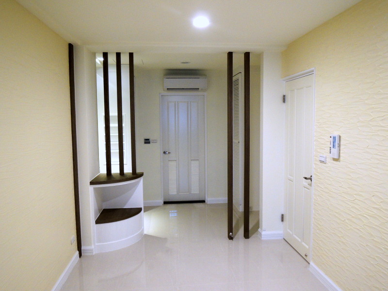 更衣間兩側牆壁用珪藻土取代油漆,它據說能夠吸濕防潮,有些舊屋整修也會利用這種珪藻土掩飾不平整的牆面.