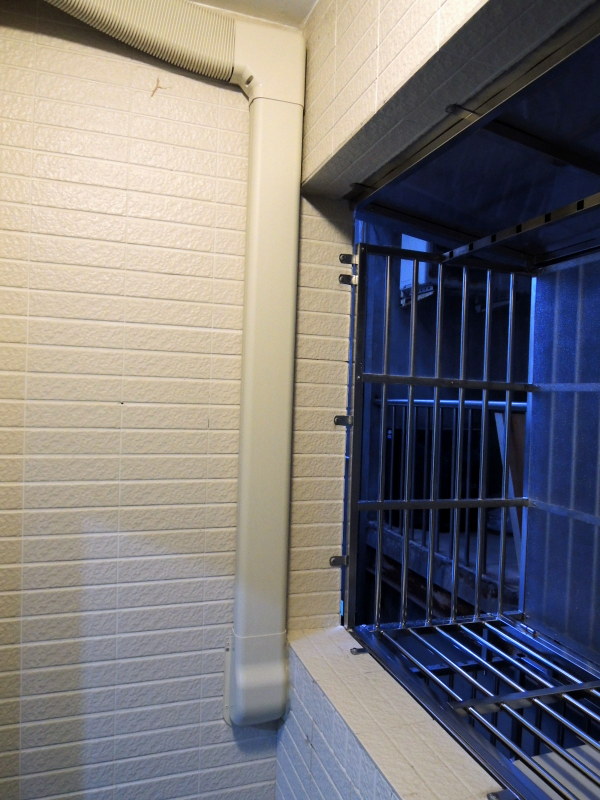 主機放置於後陽台外牆欄架中,要查修時拉開上掀式活動門,陽台內的管線一併用蓋板遮住.