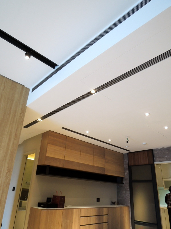 客廳側吹出風口由天花下方回風是為了讓暖氣效果更好一些