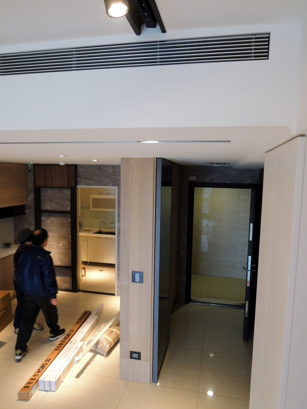 客廳側吹出風口由天花下方回風是為了讓暖氣效果更好一些