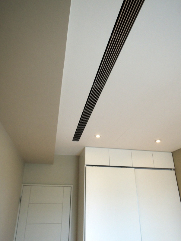 房間規畫下吹出風並由同一條飾板作回風讓冷氣與暖氣都能兼顧