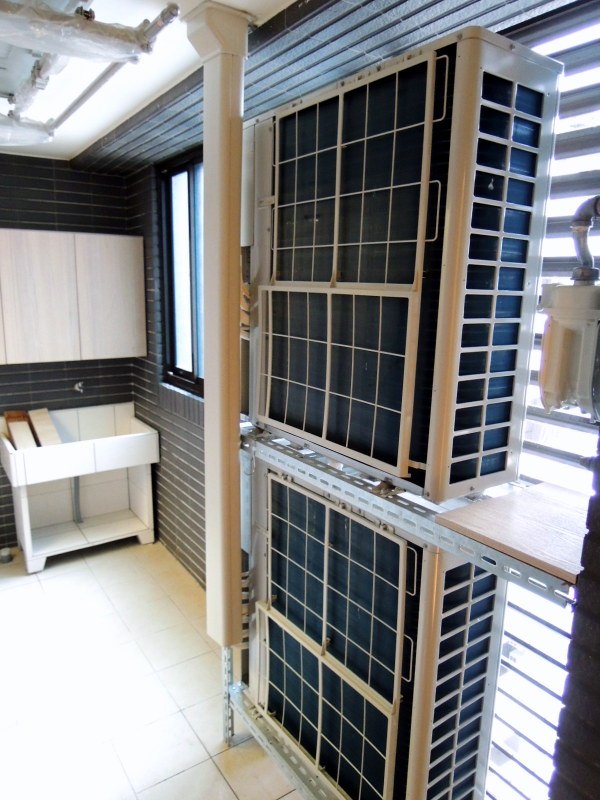 主機放置於後陽台特別製作的角鐵組合架上,要查修時可以很安全且便利,冷氣管線一律用蓋板遮住.