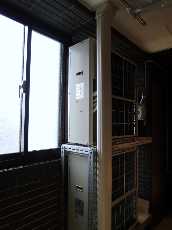 主機放置於後陽台特別製作的角鐵組合架上,要查修時可以很安全且便利,冷氣管線一律用蓋板遮住.