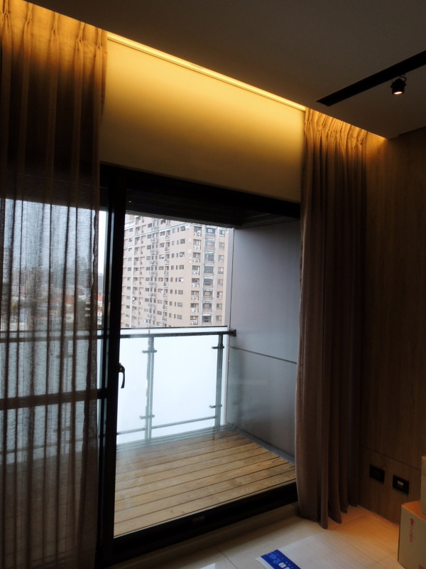 客廳看向陽台的視角