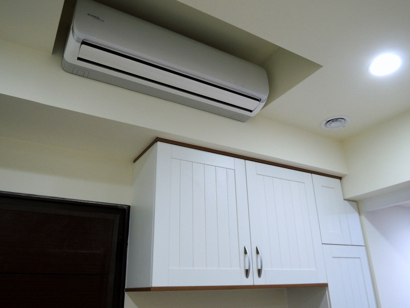 客廳日立壁掛式空調機與全熱換氣機之出風口