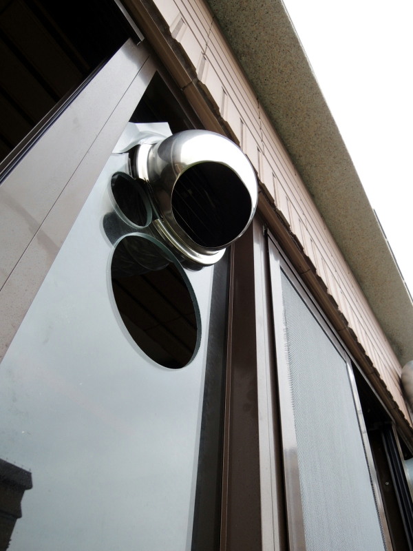 廢氣排出口(EA)實際測試發現風量非常驚人,相信就算室內有人吸菸都能夠保持空氣清新