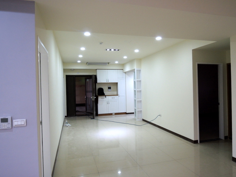 公共區域天花上方是布滿所有風管與分配箱之所在,裝潢完成後並不會感到此處特別低矮有壓迫感.