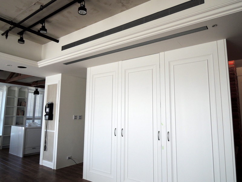 客廳埋入式冷氣出回風採用側吹出風下方回風是為了提升暖房效能