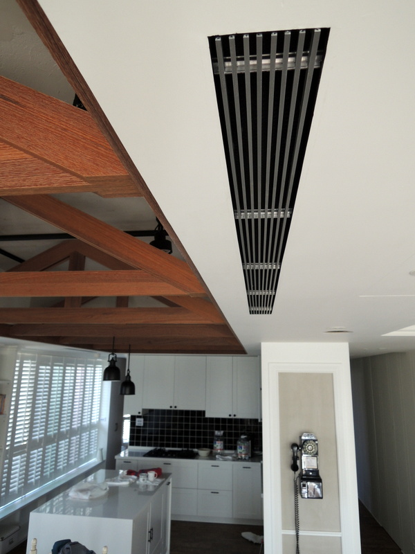 餐廳埋入式冷氣出回風採用側吹出風下方回風是為了提升暖房效能