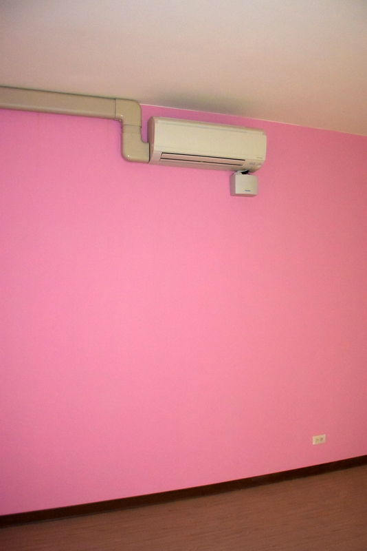 客廳大金壁掛式冷氣搭配室內管槽