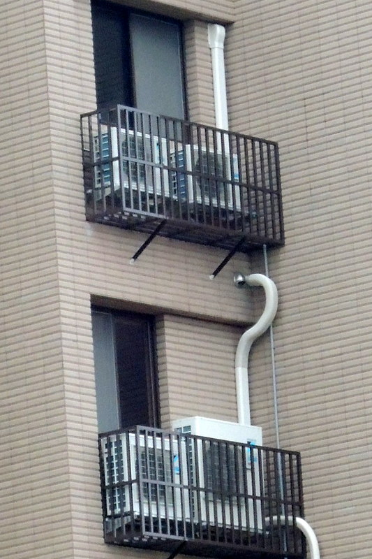 我們協調業主訂製了白鐵烤漆工作護欄,可以提高安裝者與日後檢修人員工作安全