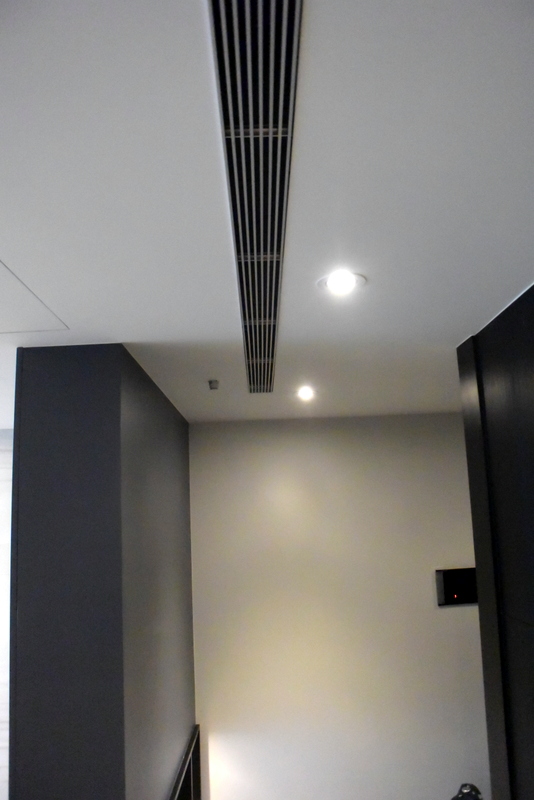 客廳埋入式空調機回風口設於玄關處