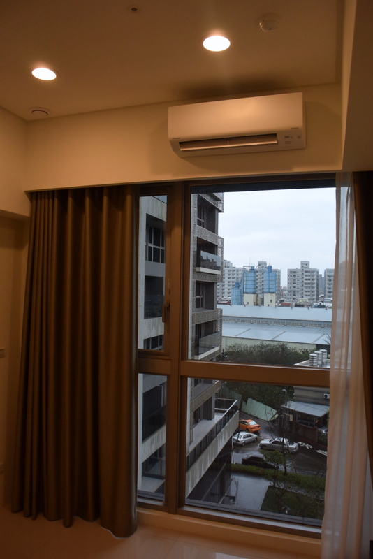 客房大金壁掛式空調機,角落圓形飾板為全熱出風口