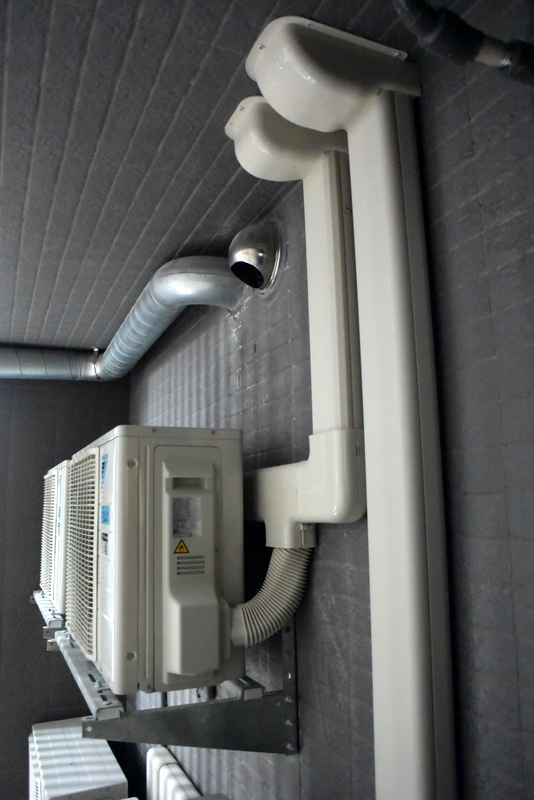大金空調室外主機,上方鍍鋅鐵風管是全熱排氣口與進氣管