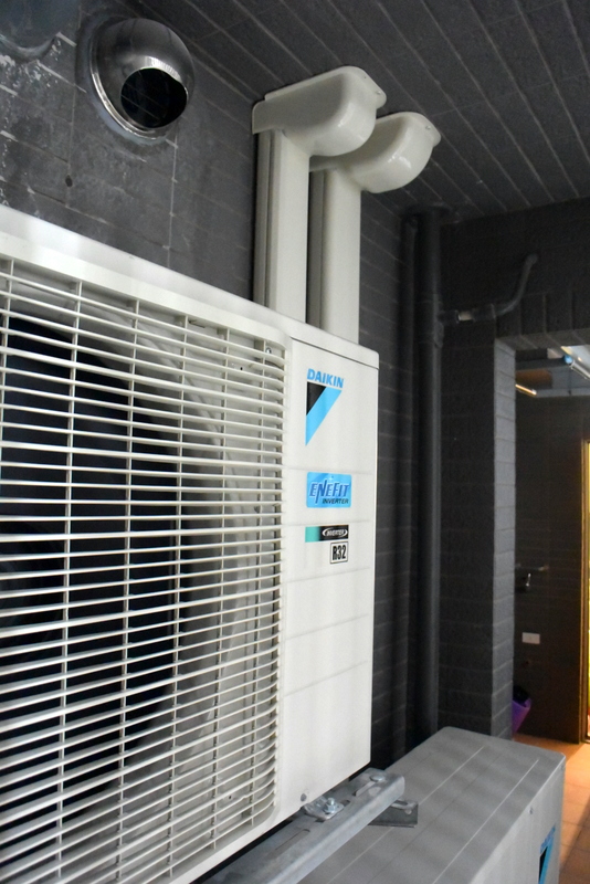 大金橫綱型室外機,上方為全熱廢氣排放口