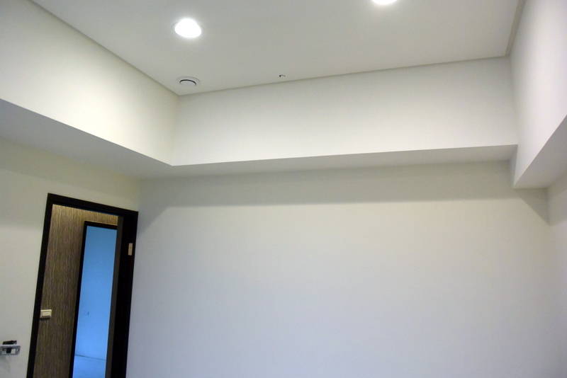 主臥室全熱出風口(SA)之對角設置廢氣回收口(RA)