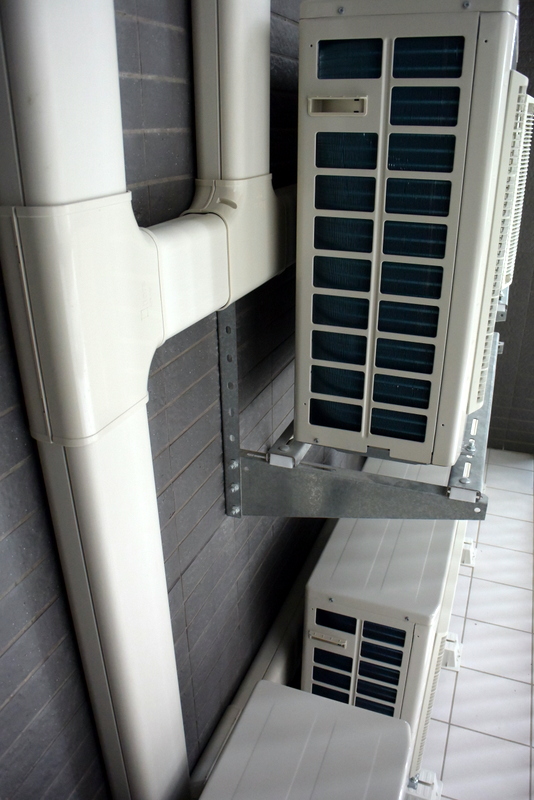 所有管線都收納在管槽中,很美觀也保護管線