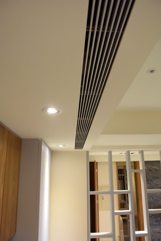 由於客廳是側吹出風,為了提升冷暖房效果,客廳回風與特別拉長距離的餐廳回風是共用的