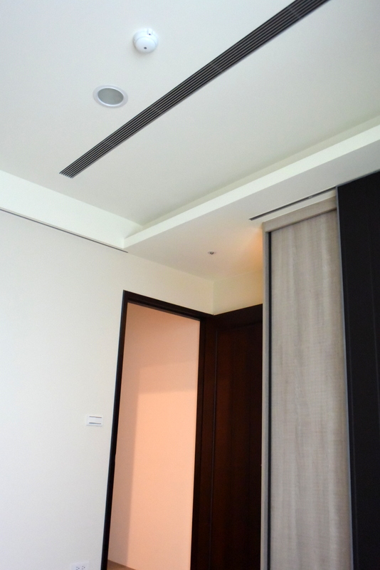 客房同樣也是以下吹出風同側回風方式,提升冷暖房效果