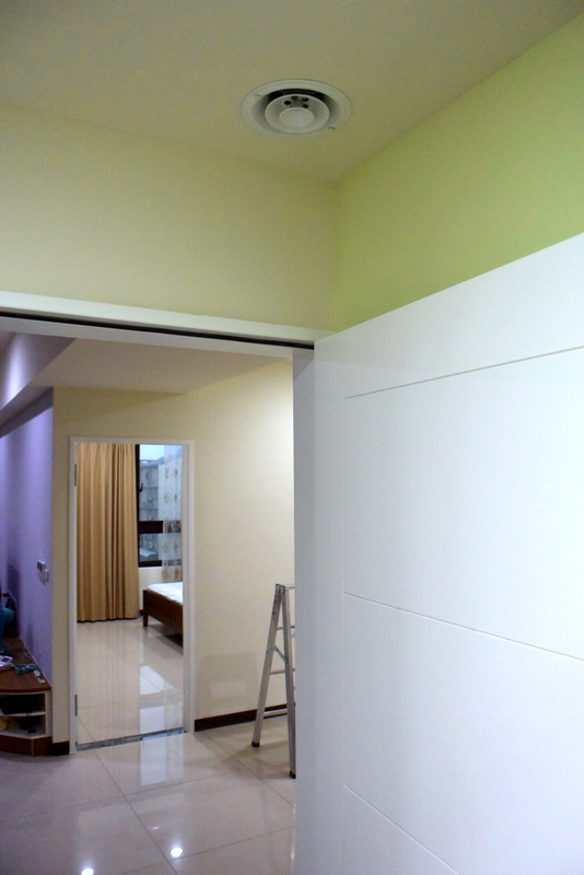 主臥室的廢氣回收口(RA)設計在門上方,它的斜對角為新鮮空氣進氣口(SA)