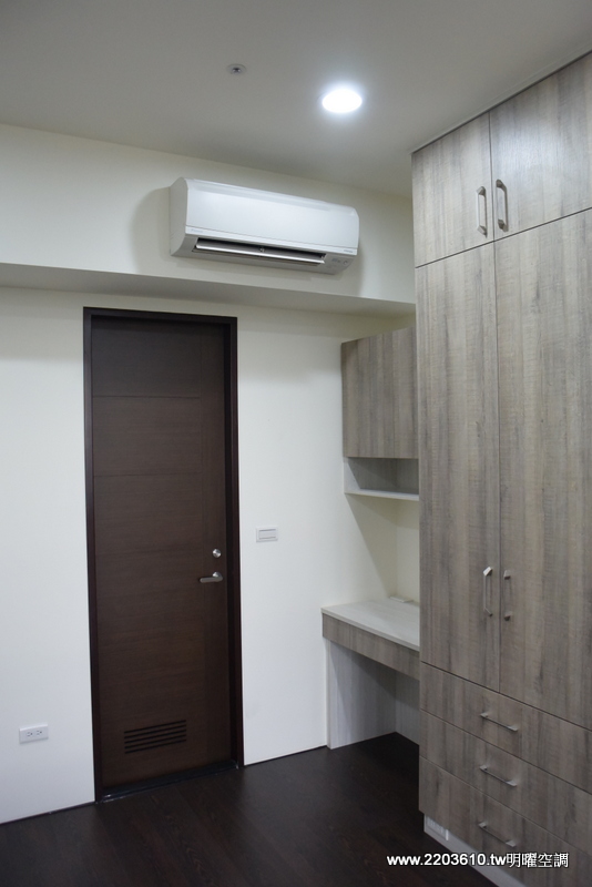 主臥是大金壁掛式冷氣