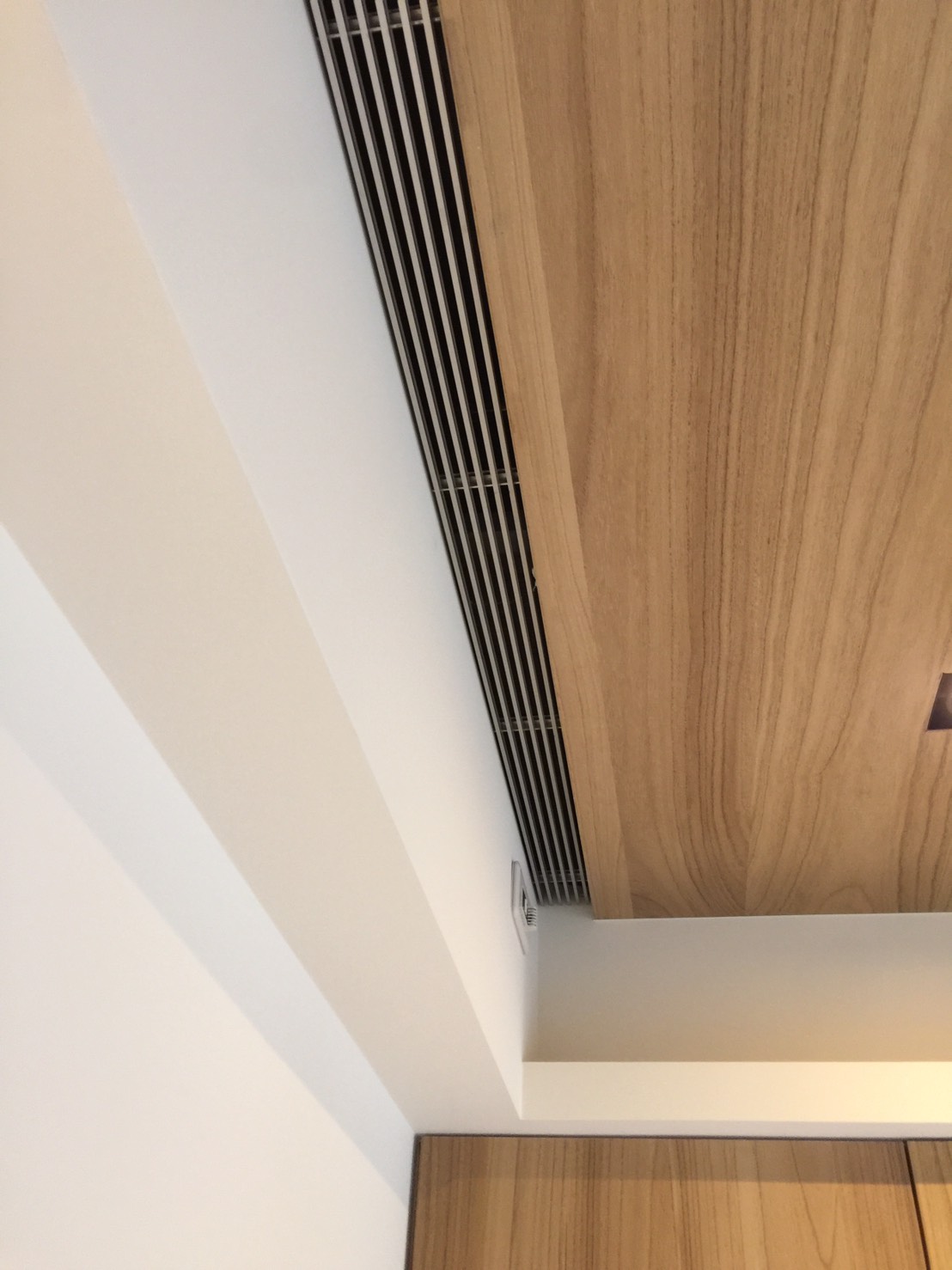 次臥室隱藏式空調出風口選用鋁無框飾板