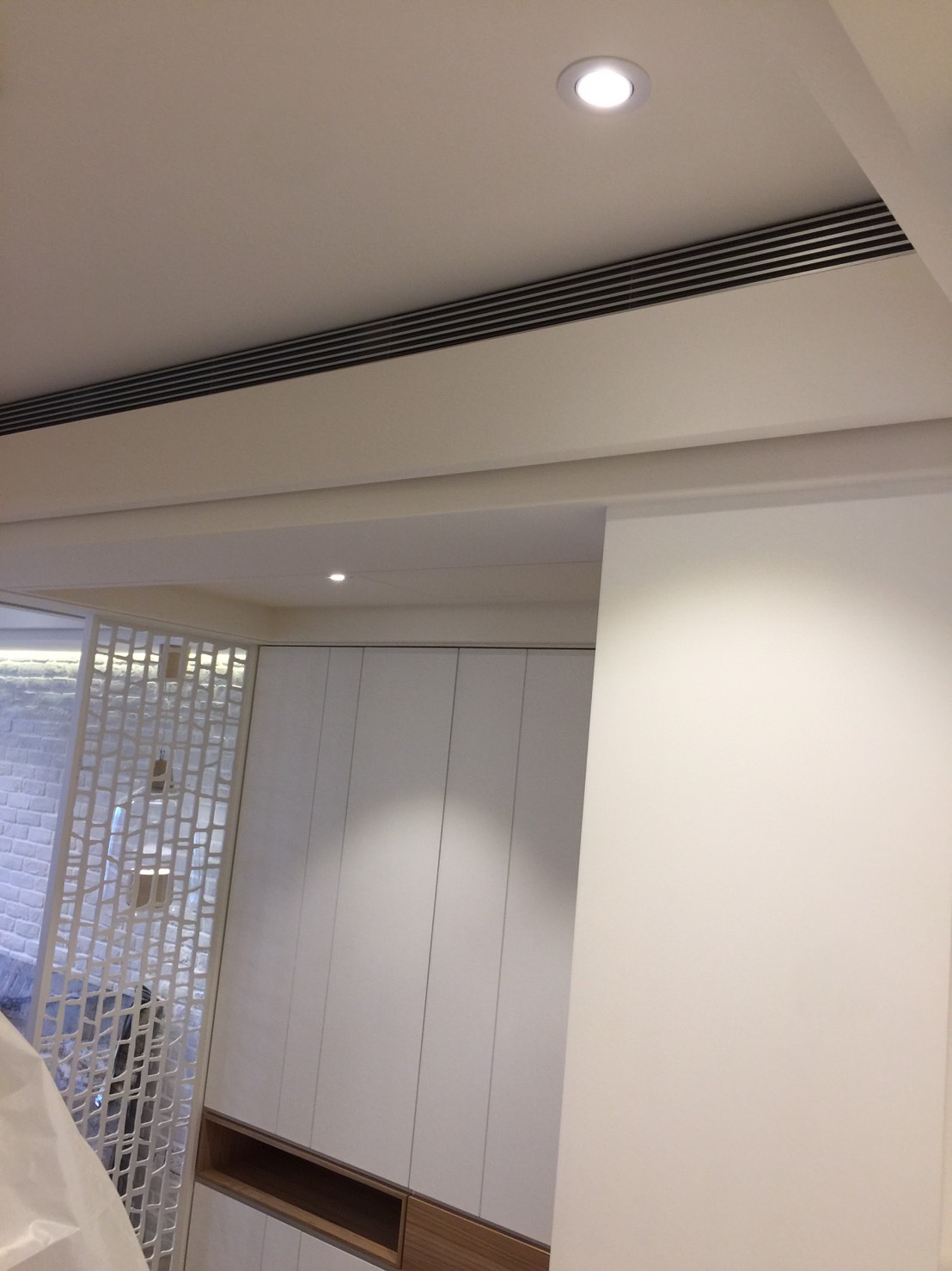 書房隱藏式空調出風口選用鋁無框飾板