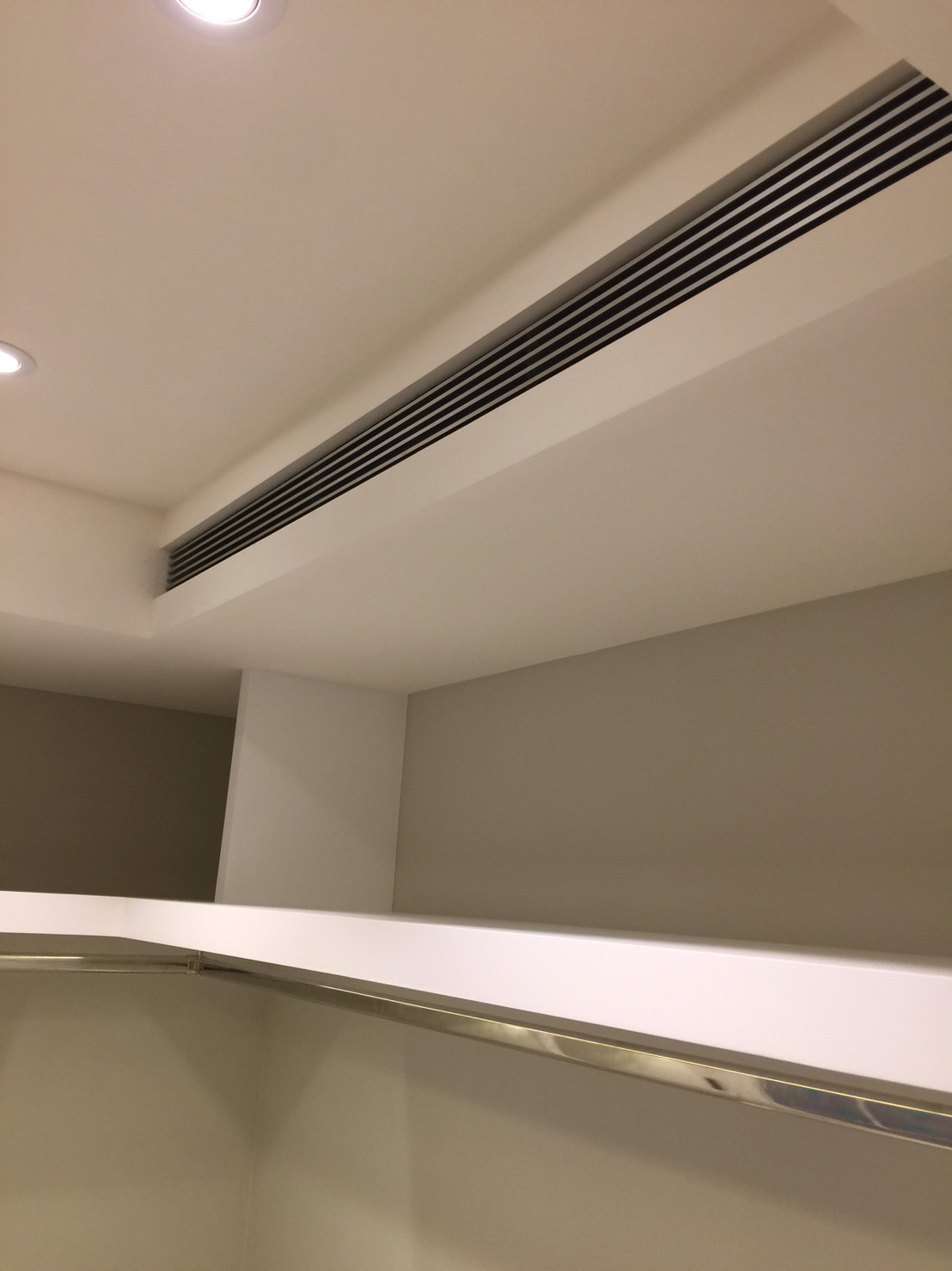 更衣間隱藏式空調出風口選用鋁無框飾板