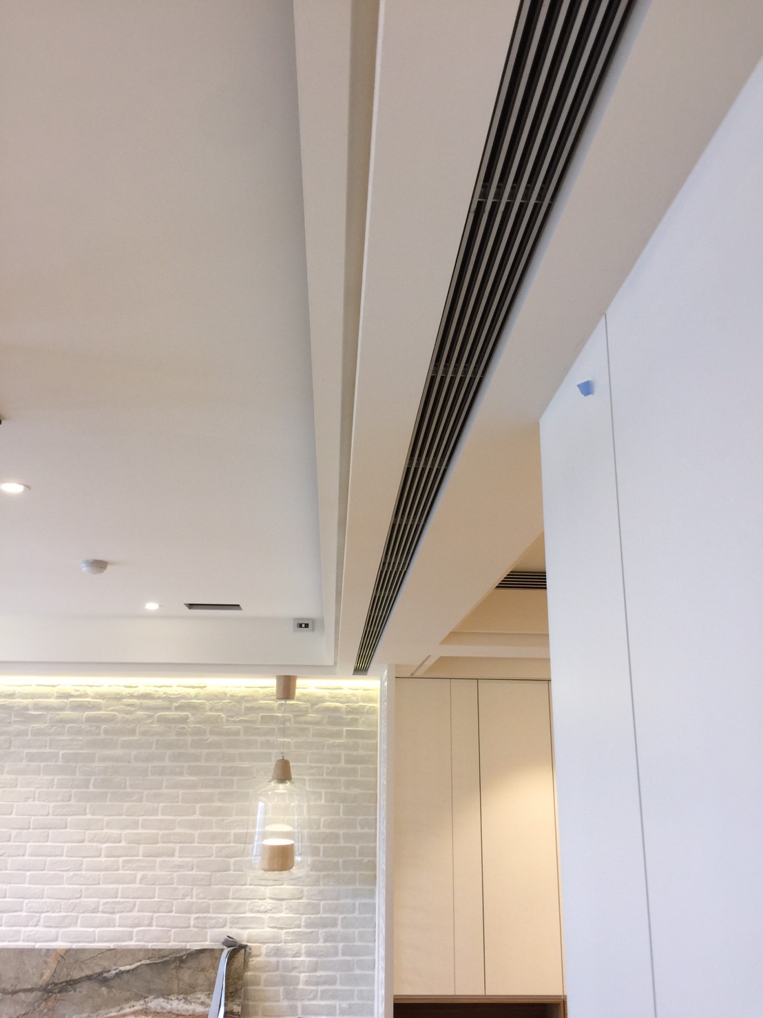 客廳隱藏式空調回風口選用鋁無框飾板