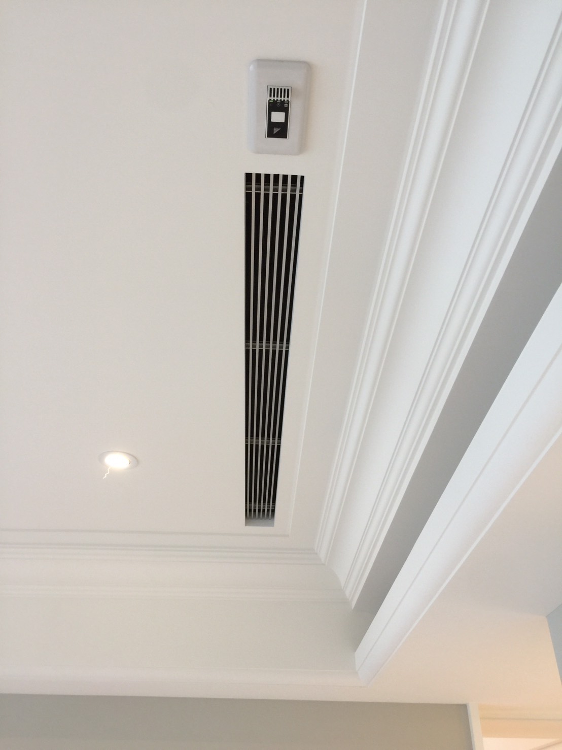 主臥室大金隱藏式空調回風口