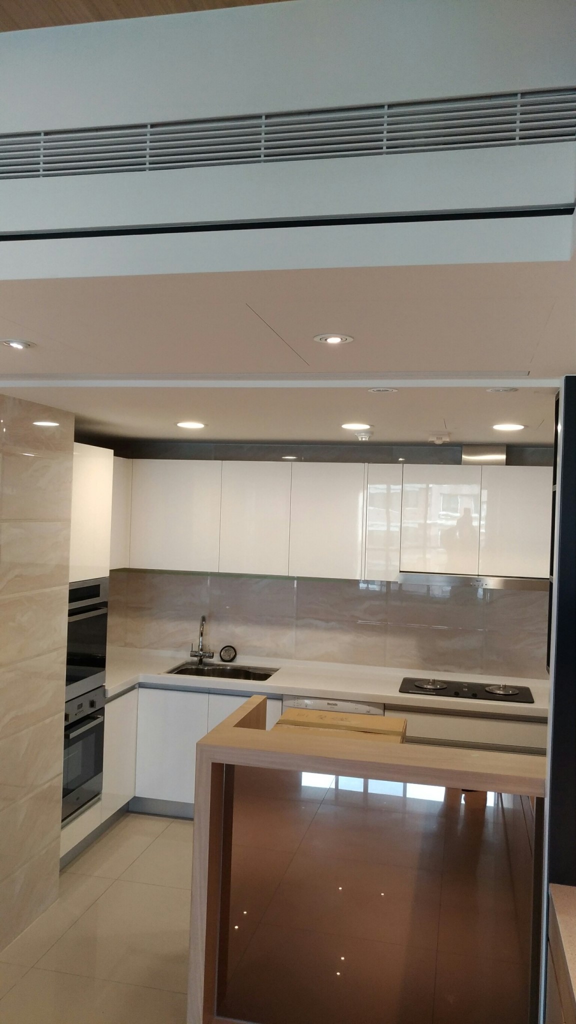 客廳與廚房大金隱藏式冷氣ABS無框線形出風口