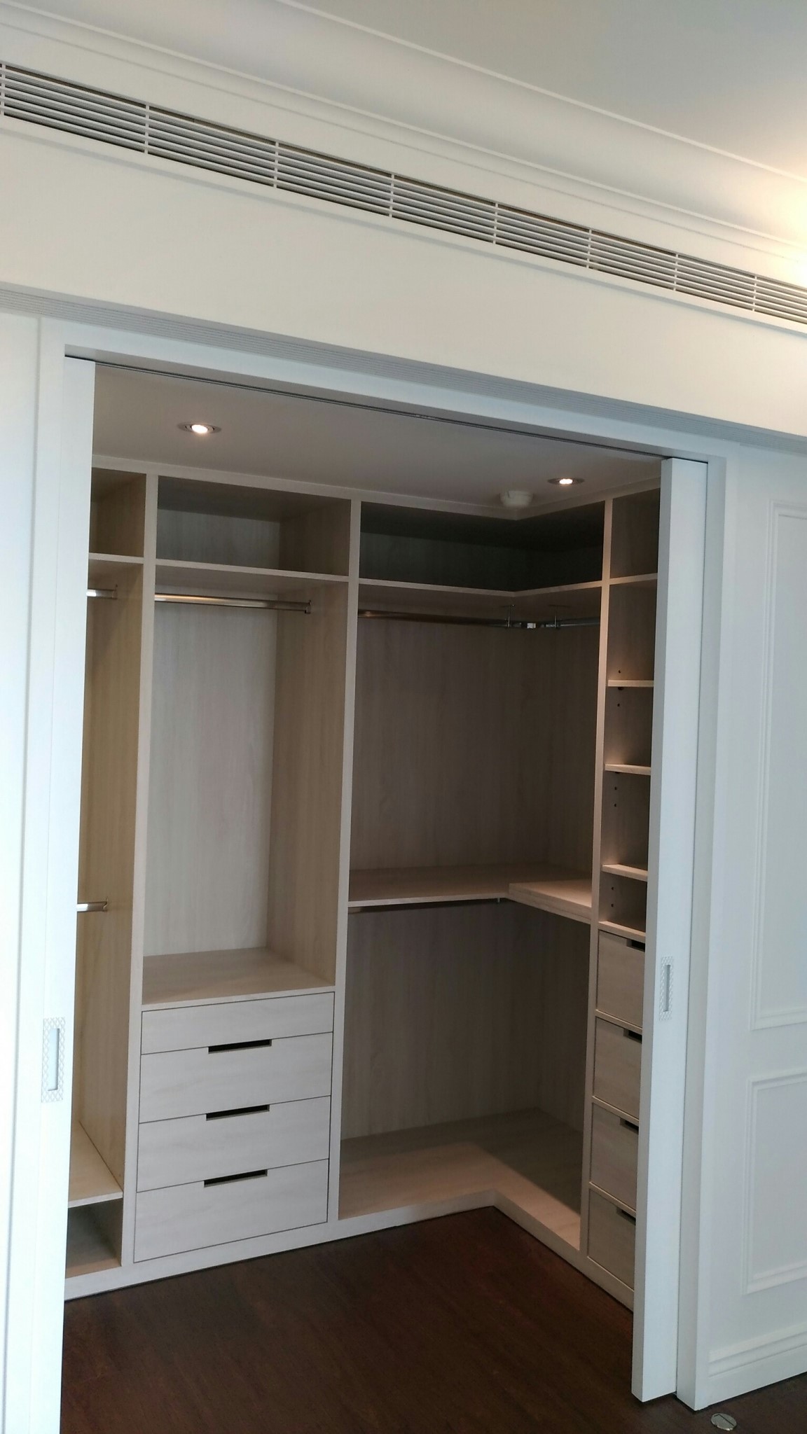 主臥室與更衣間大金隱藏式冷氣ABS無框線形出風口